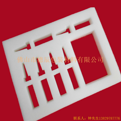 海綿內(nèi)托對(duì)各行各業(yè)產(chǎn)品起到絕緣、密封、防震、防塵、填充、隔音、固定，能夠保護(hù)包裝產(chǎn)品在運(yùn)輸過程中安然無恙，起到保護(hù)產(chǎn)品的一個(gè)作用，同時(shí)可以美化產(chǎn)品，提升產(chǎn)品檔次。
